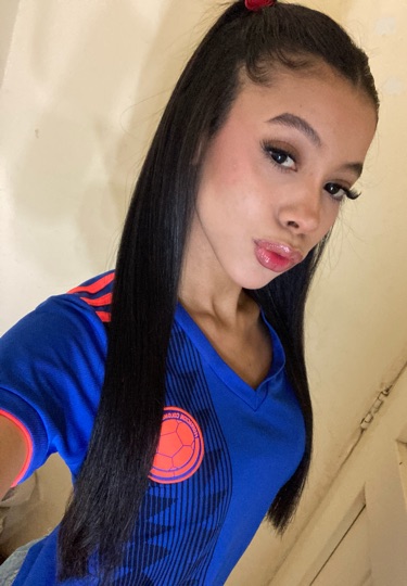 Lori from Colombia, online on Okedoo for a video chat with strangers